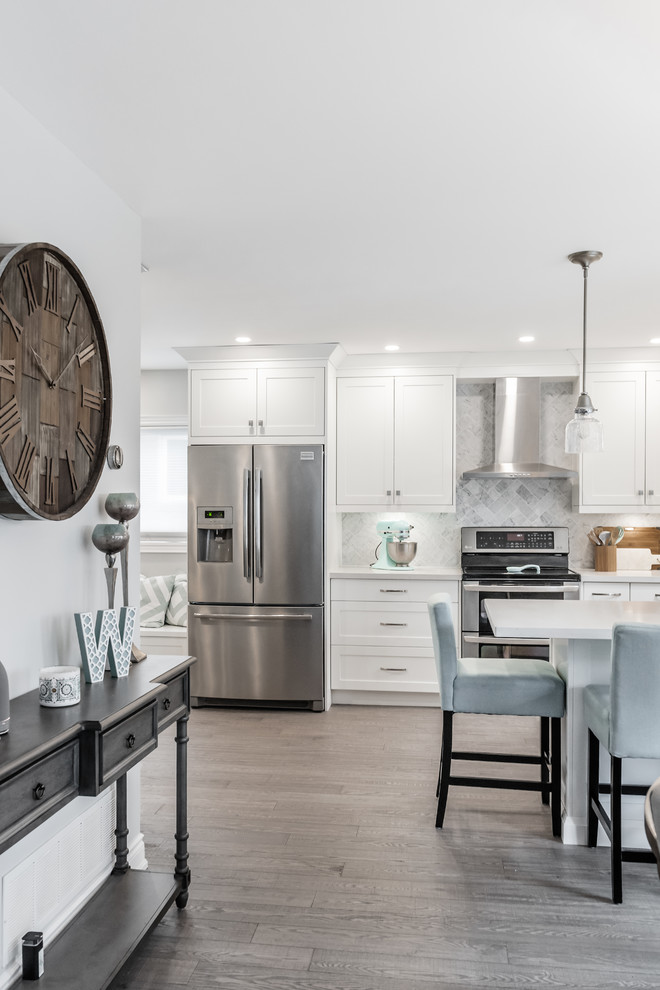 Kitchen - transitional kitchen idea in Toronto