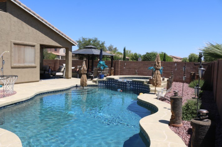 Example of a mid-sized transitional pool design in Phoenix