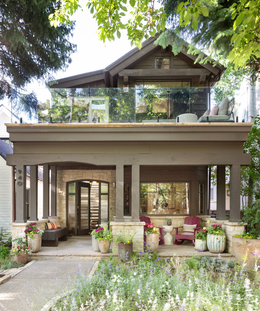 Ispirazione per la villa multicolore moderna a due piani di medie dimensioni con rivestimento in mattoni, falda a timpano, copertura mista e tetto marrone