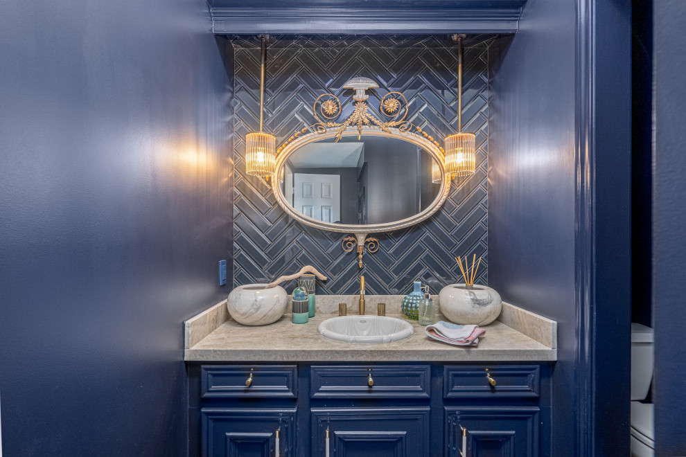 Inspiration för små klassiska flerfärgat toaletter, med blå skåp, blå kakel, porslinskakel, blå väggar, ett nedsänkt handfat och granitbänkskiva