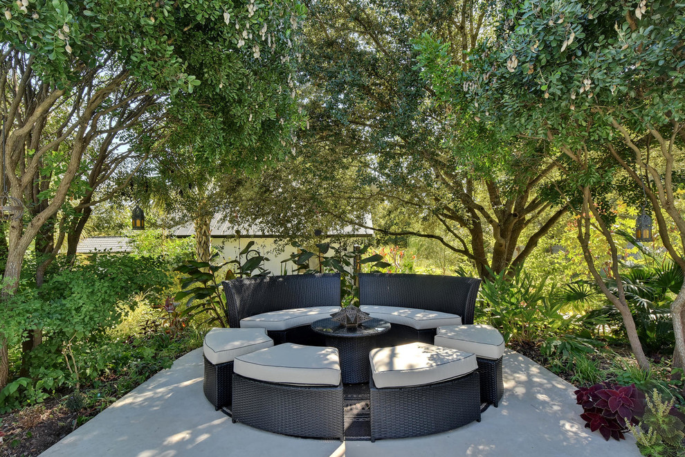 Example of a transitional patio design in Austin