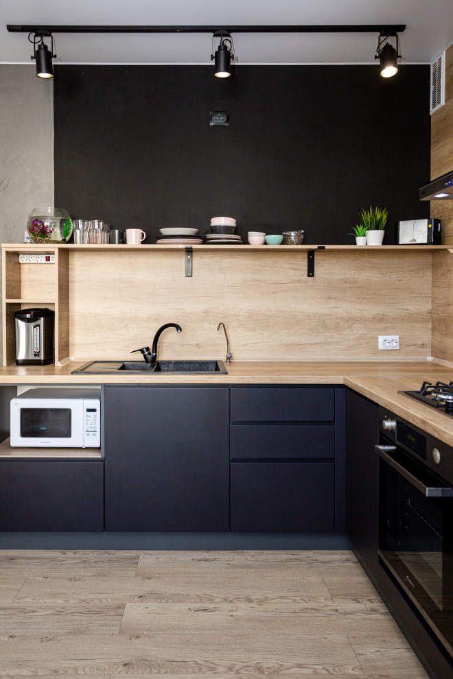 Черная брутальная кухня в современном стиле для тату-мастера