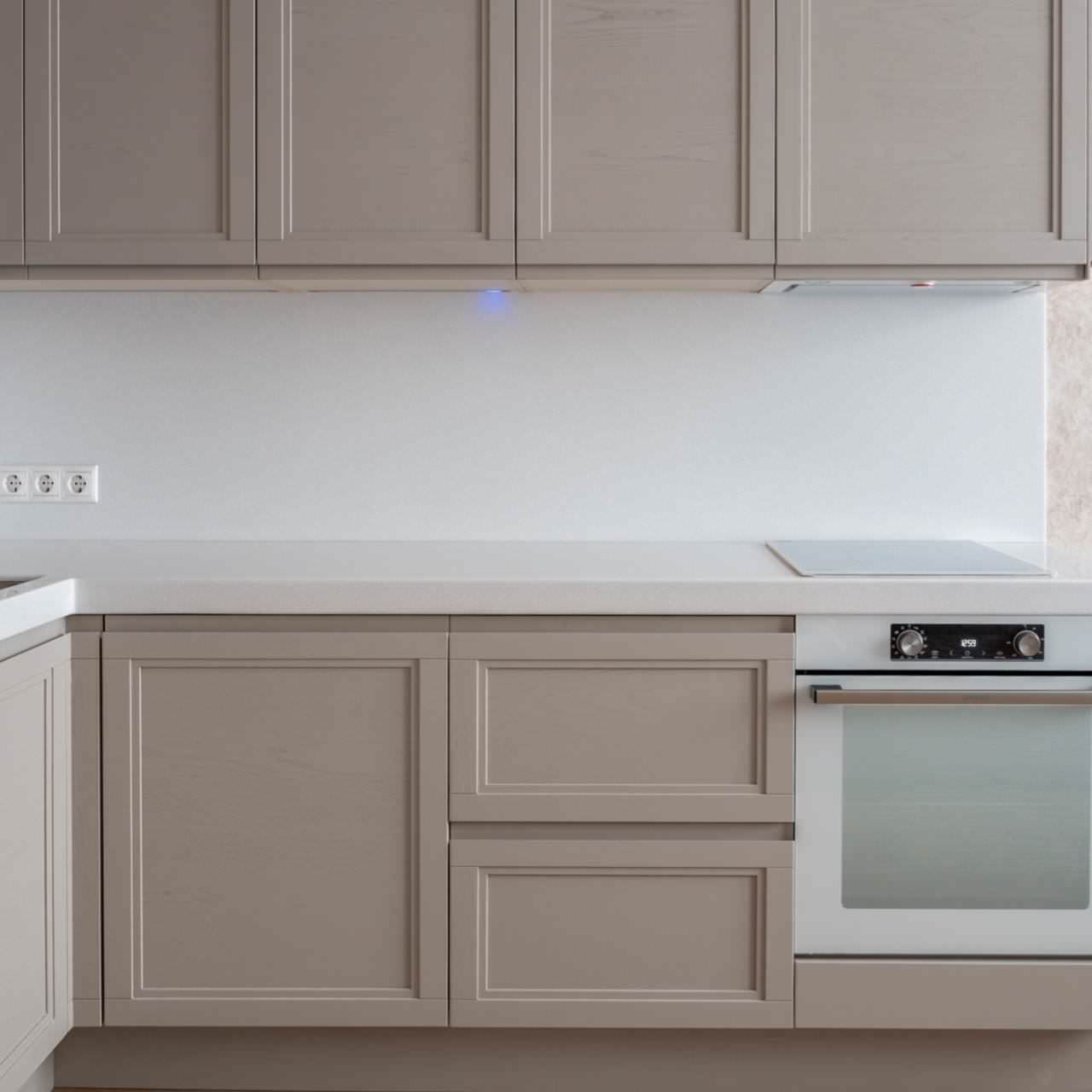 Кухня неоклассика бежовый цвет интегрированные ручки