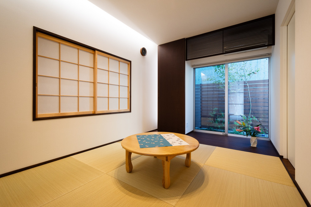 Exemple d'une chambre d'amis moderne de taille moyenne avec un plafond en papier peint, du papier peint, un mur blanc, un sol de tatami et aucune cheminée.