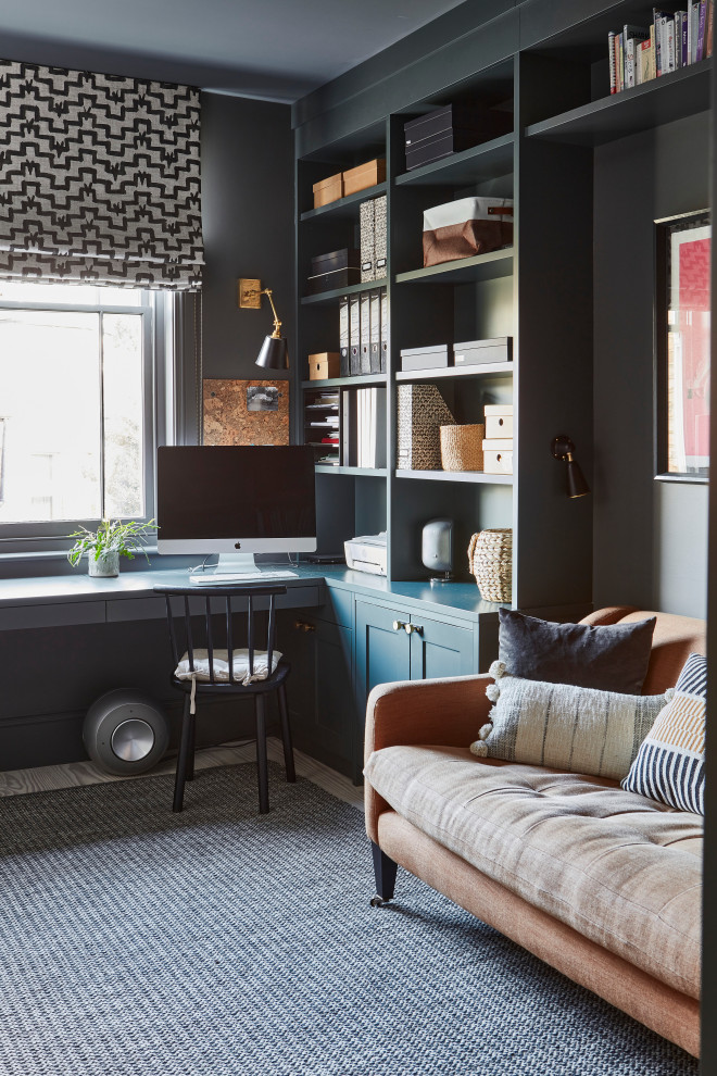 Foto di un ufficio tradizionale di medie dimensioni con pareti blu, parquet chiaro, scrivania incassata e pavimento marrone