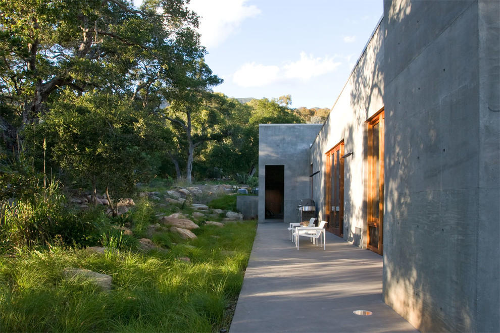 Inspiration for a mid-sized and australian native contemporary backyard partial sun xeriscape in Santa Barbara.