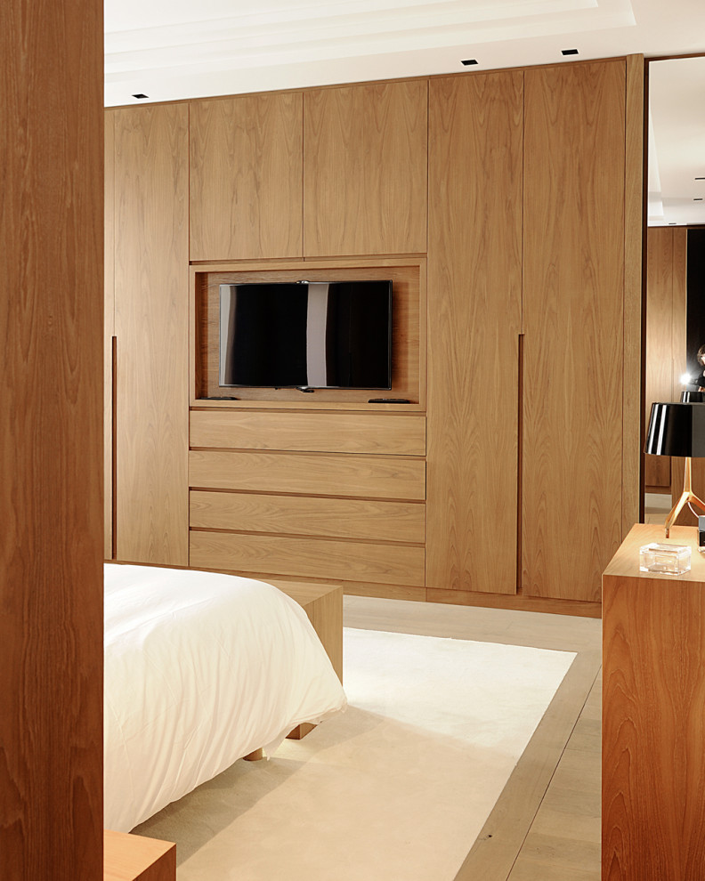 Foto de dormitorio principal tradicional renovado grande sin chimenea con suelo de madera clara, paredes marrones, suelo beige y madera