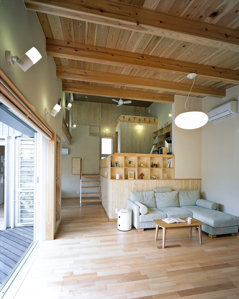 Источник вдохновения для домашнего уюта: открытая гостиная комната в современном стиле с белыми стенами, светлым паркетным полом, бежевым полом, балками на потолке и деревянным потолком