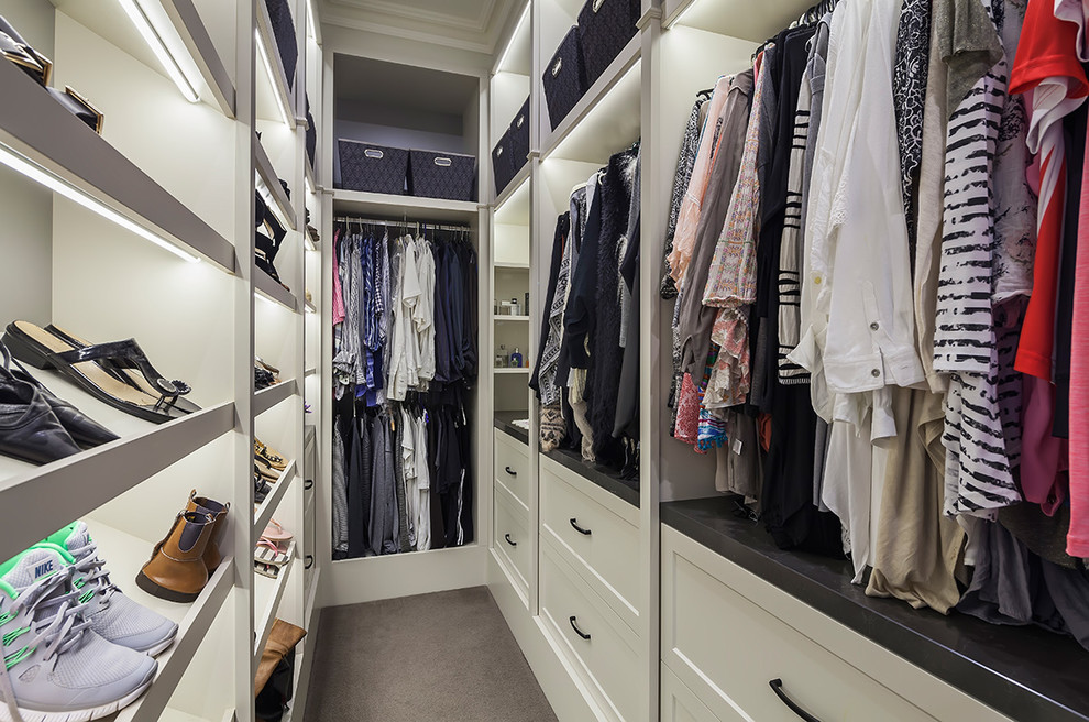 Inspiration for a contemporary closet remodel in Adelaide
