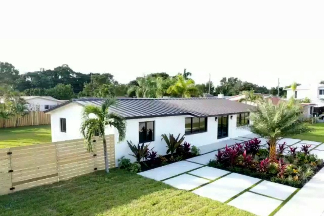 Inspiration for a large modern front porch remodel in Miami