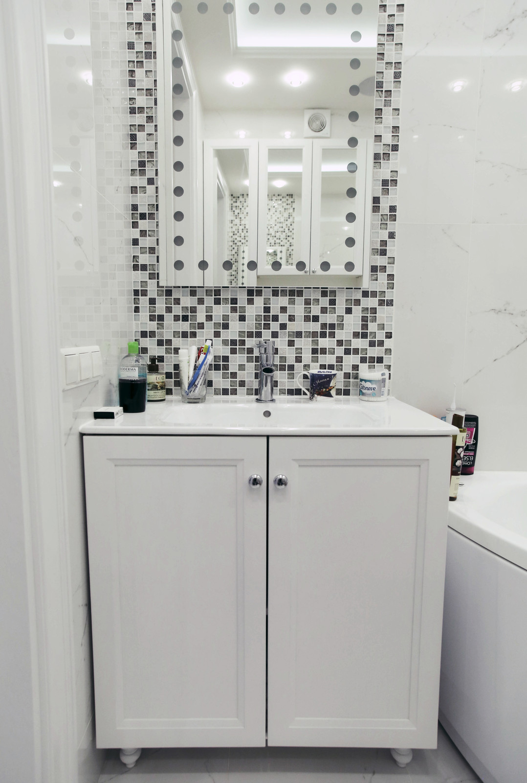 Белая мебель в стиле неоклассика.