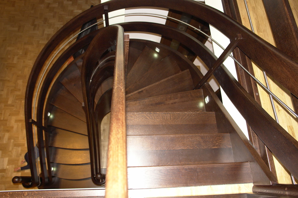Große Klassische Wendeltreppe mit gebeizten Holz-Treppenstufen und offenen Setzstufen in München