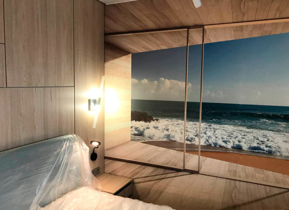 Идея дизайна: хозяйская спальня среднего размера в современном стиле с бежевыми стенами, полом из ламината, бежевым полом и обоями на стенах