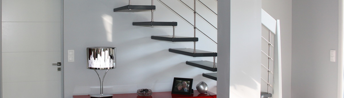 Escalier à limon central en bois teinté gris anthracite 7016 Gris Escalier désign