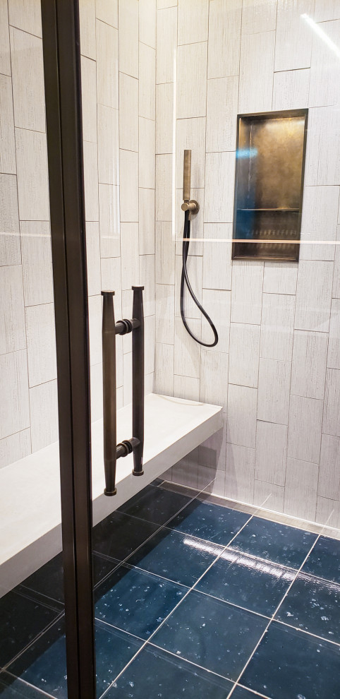 Foto på ett 60 tals en-suite badrum, med våtrum och dusch med gångjärnsdörr