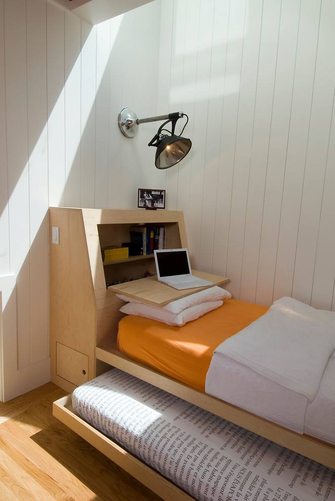 Photo of a scandinavian guest bedroom in San Francisco with white walls and light hardwood floors.