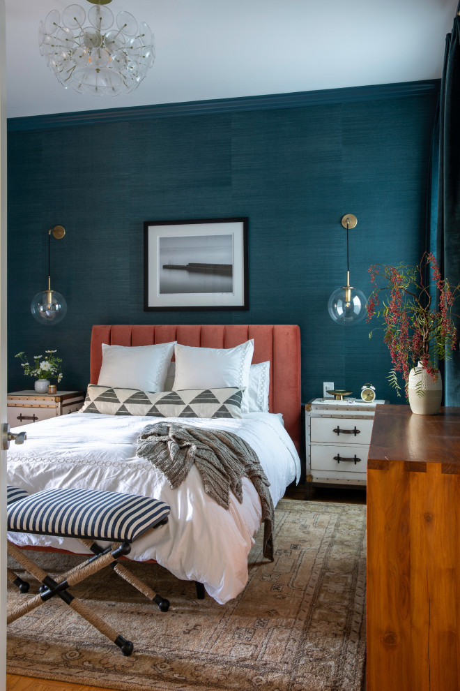 Стильный дизайн: спальня в современном стиле с синими стенами и обоями на стенах - последний тренд