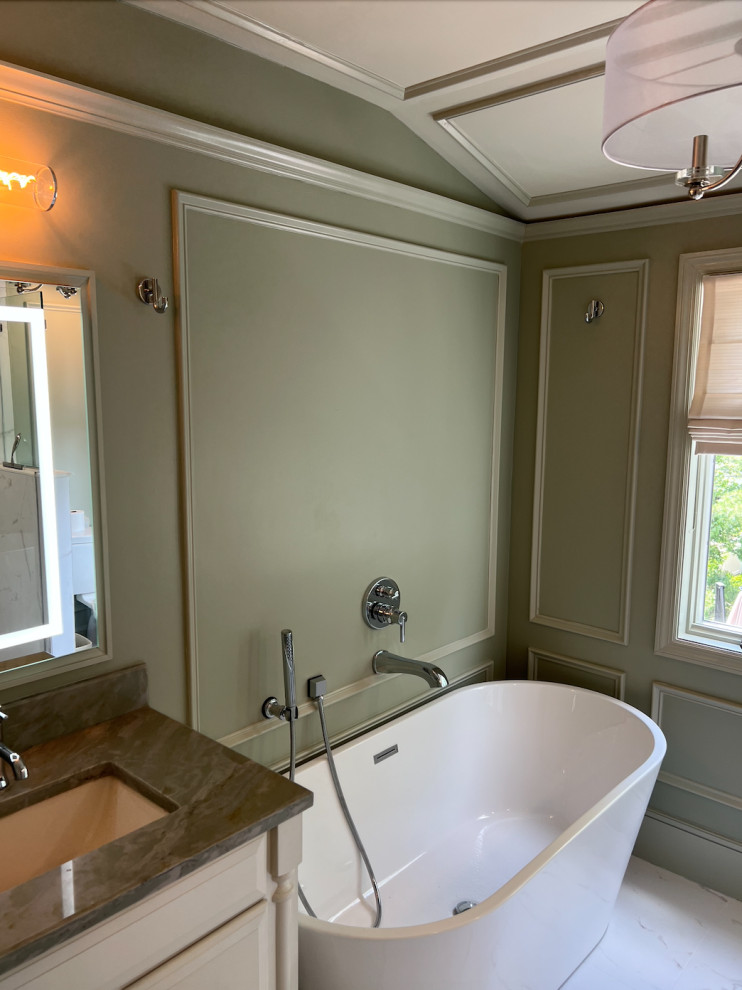 Luxurious Classic Main Bathroom