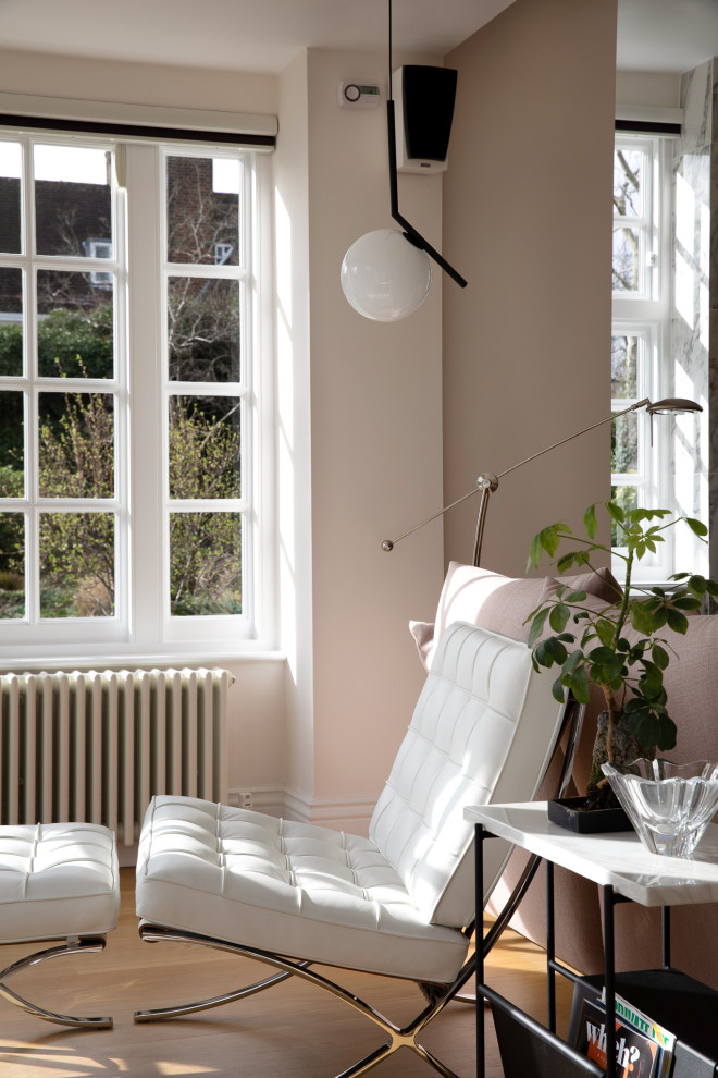 Geräumiges, Abgetrenntes Modernes Wohnzimmer mit hellem Holzboden und Kamin in London