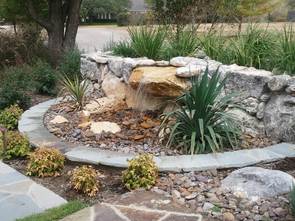 Photo of a traditional landscaping in Houston.