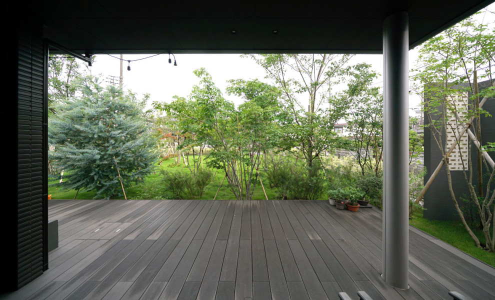 Idee per un ampio giardino moderno esposto in pieno sole davanti casa in estate con pedane