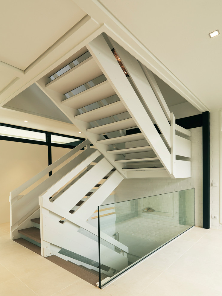 This is an example of a mid-sized contemporary u-shaped staircase in Hamburg with open risers.