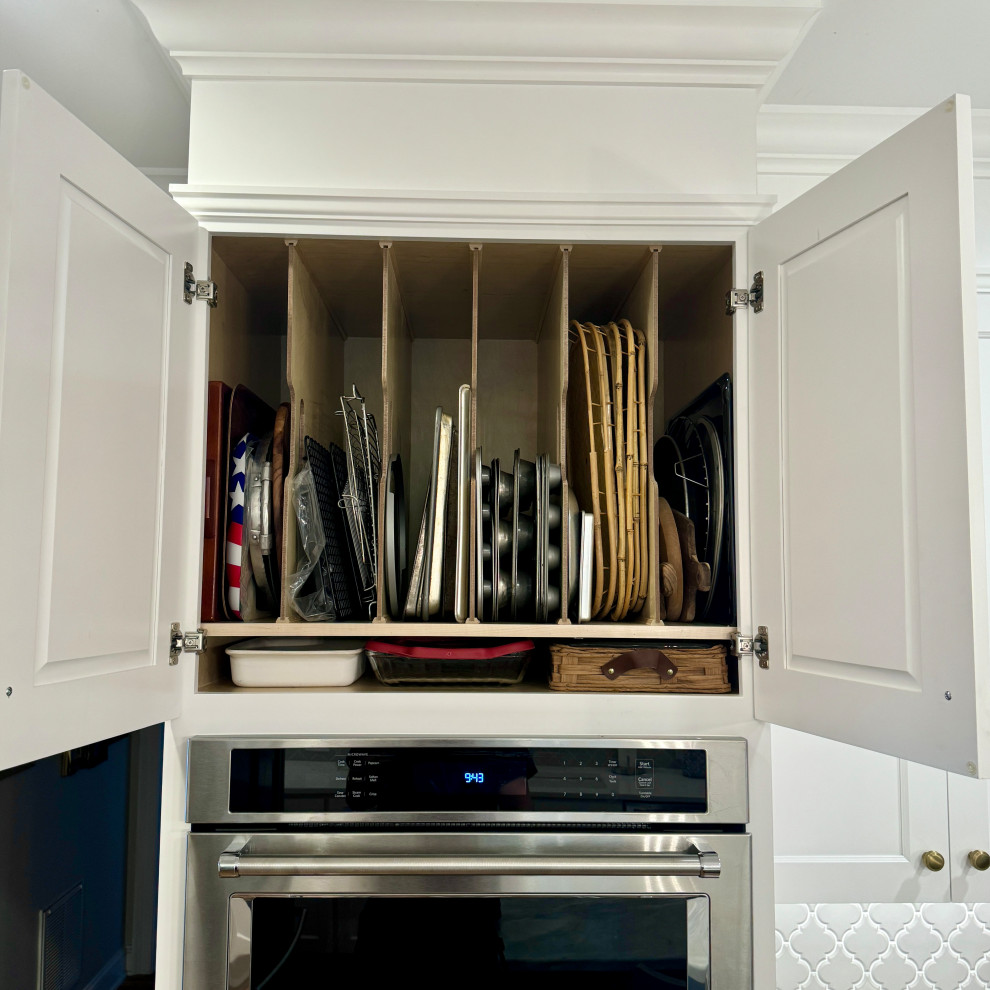 Mid-sized transitional l-shaped medium tone wood floor, brown floor and wallpaper ceiling eat-in kitchen photo in Atlanta with a double-bowl sink, shaker cabinets, white cabinets, granite countertops, gray backsplash, mosaic tile backsplash, stainless steel appliances, an island and white countertops