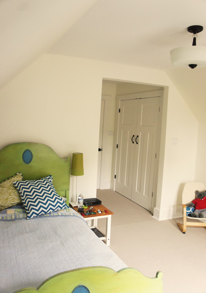 Design ideas for a mid-sized traditional kids' bedroom for boys in Ottawa with carpet and beige walls.
