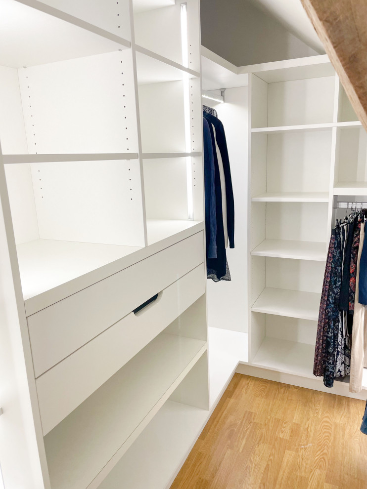 Foto de vestidor unisex clásico renovado de tamaño medio con armarios abiertos, puertas de armario blancas, suelo de madera clara, suelo beige y vigas vistas