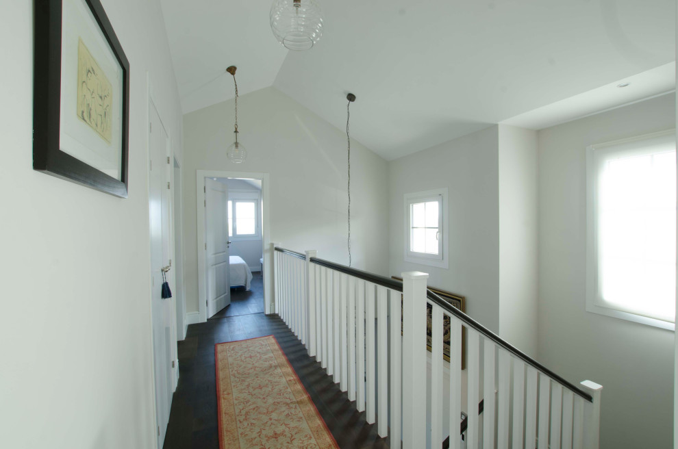 Idee per un ingresso o corridoio tradizionale di medie dimensioni con pareti bianche, parquet scuro e pavimento marrone