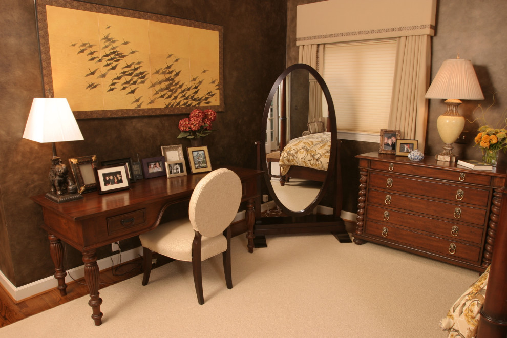 Foto de dormitorio principal clásico grande con paredes marrones y moqueta
