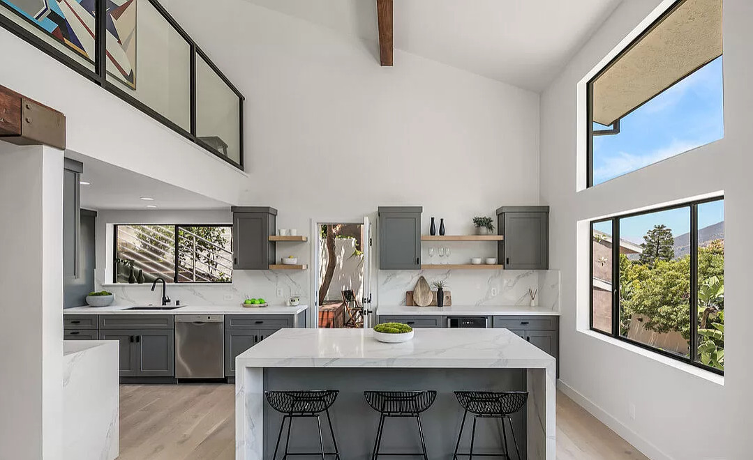 Kitchen with Kitchen Island/Breakfast Bar