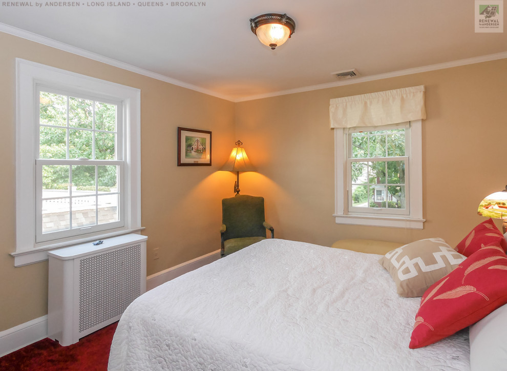 Modelo de habitación de invitados de tamaño medio sin chimenea con paredes beige, moqueta y suelo rojo
