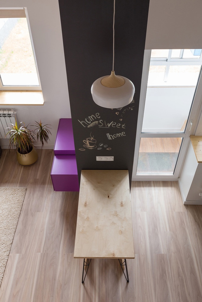 Вид с антресольного этажа на обеденную зону