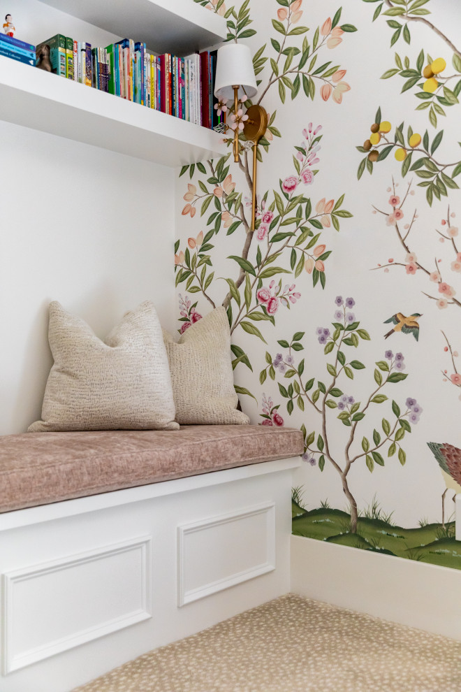 Imagen de dormitorio infantil de 4 a 10 años clásico extra grande con moqueta y papel pintado