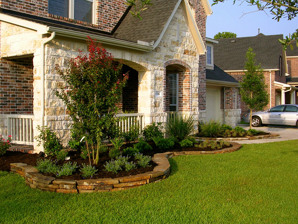 This is an example of a traditional front yard full sun garden for summer in Houston.