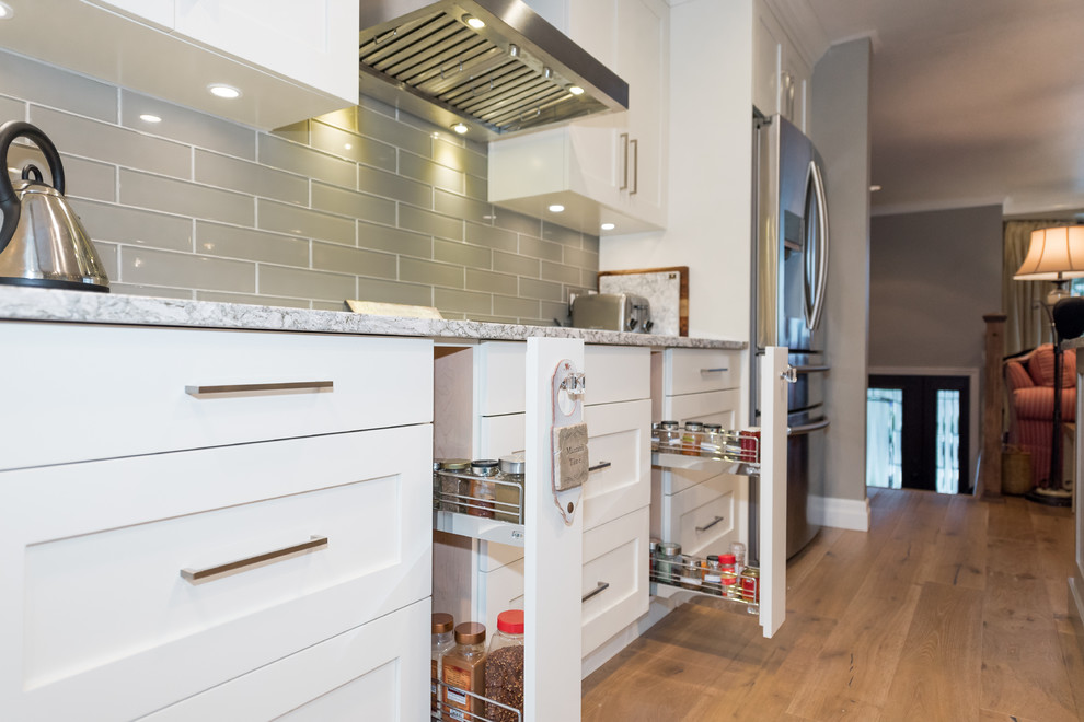 Kitchen - transitional kitchen idea in Vancouver