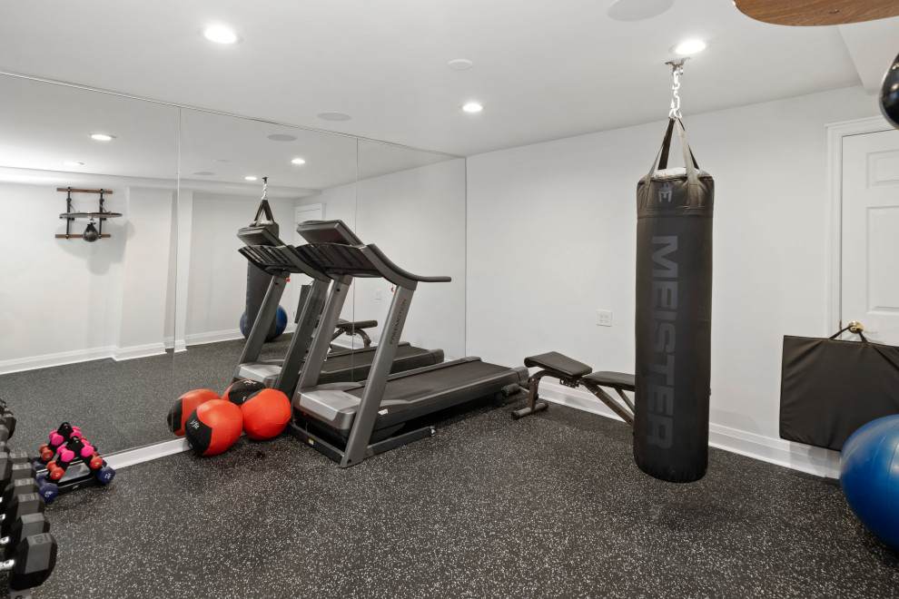 Mittelgroßer, Multifunktionaler Klassischer Fitnessraum mit grauem Boden, Korkboden und grauer Wandfarbe in Philadelphia