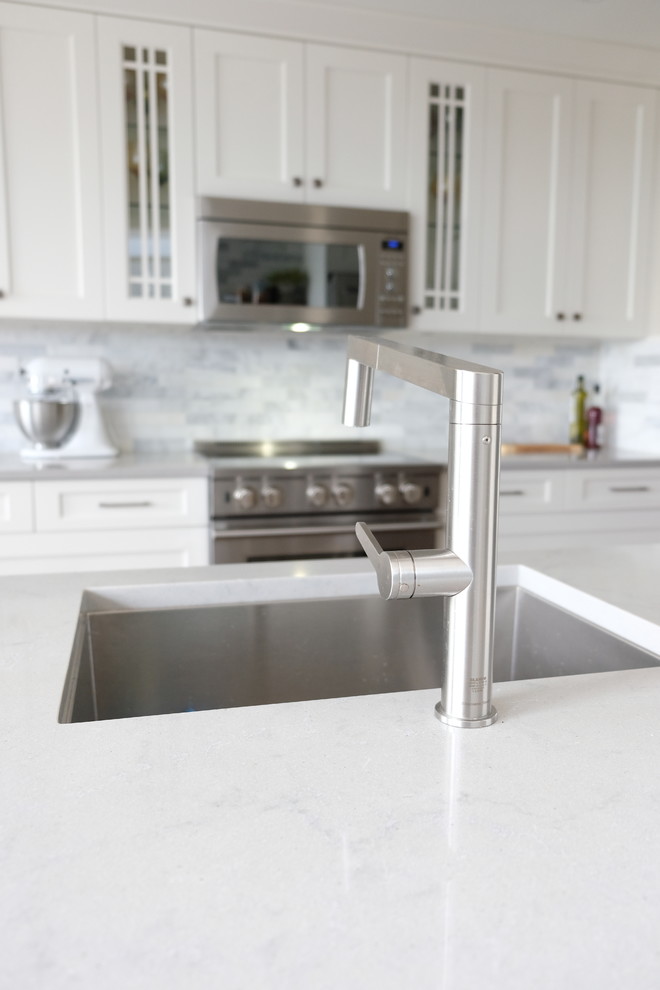 Transitional kitchen photo in Vancouver