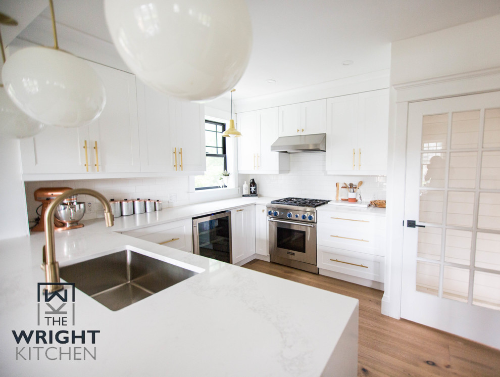 Inspiration for a transitional home design remodel in Toronto