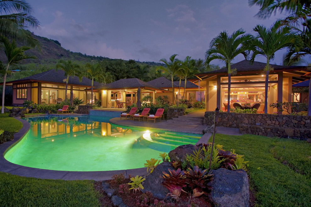 Large tropical one-storey exterior in Hawaii.