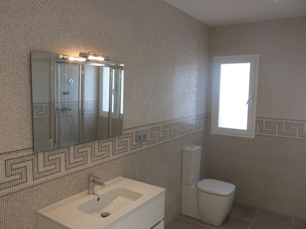 Foto de cuarto de baño tradicional renovado de tamaño medio con armarios con paneles lisos, puertas de armario blancas, sanitario de dos piezas, paredes beige, aseo y ducha, lavabo integrado y ducha esquinera