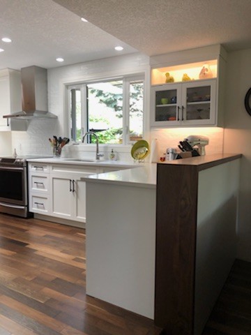 Transitional kitchen photo in Calgary