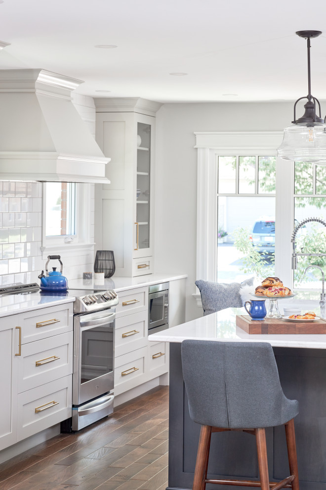 Example of a transitional kitchen design in Toronto