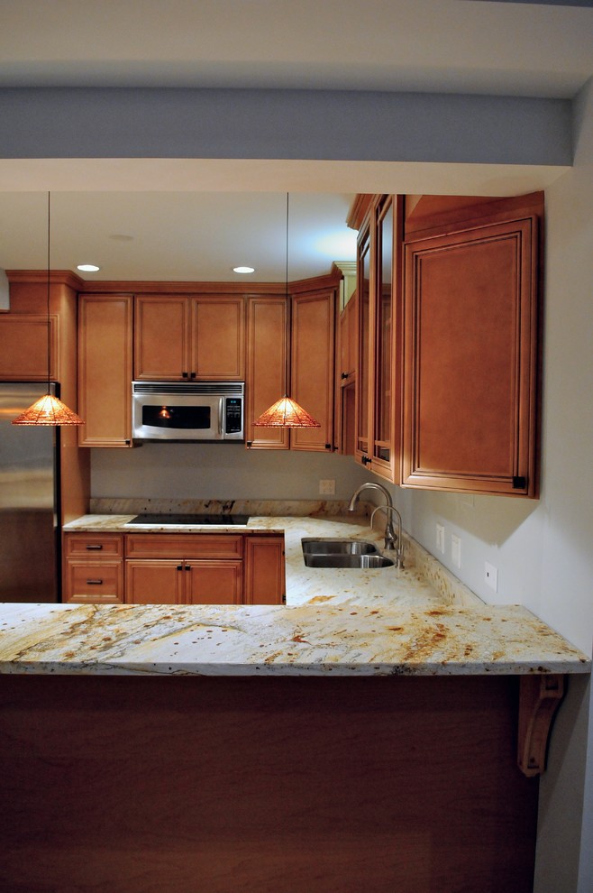 Example of a transitional kitchen design in Chicago