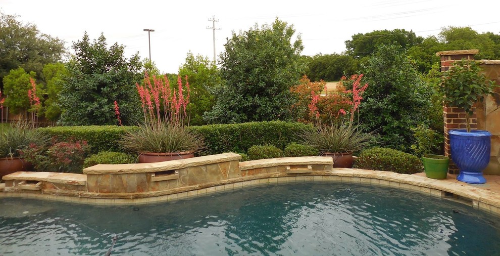 Mid-sized traditional backyard full sun garden in Dallas with a water feature and natural stone pavers for summer.