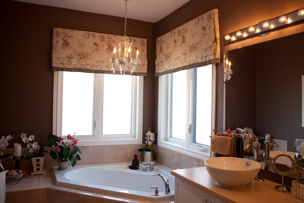 На фото: ванная комната в стиле неоклассика (современная классика) с угловой ванной с