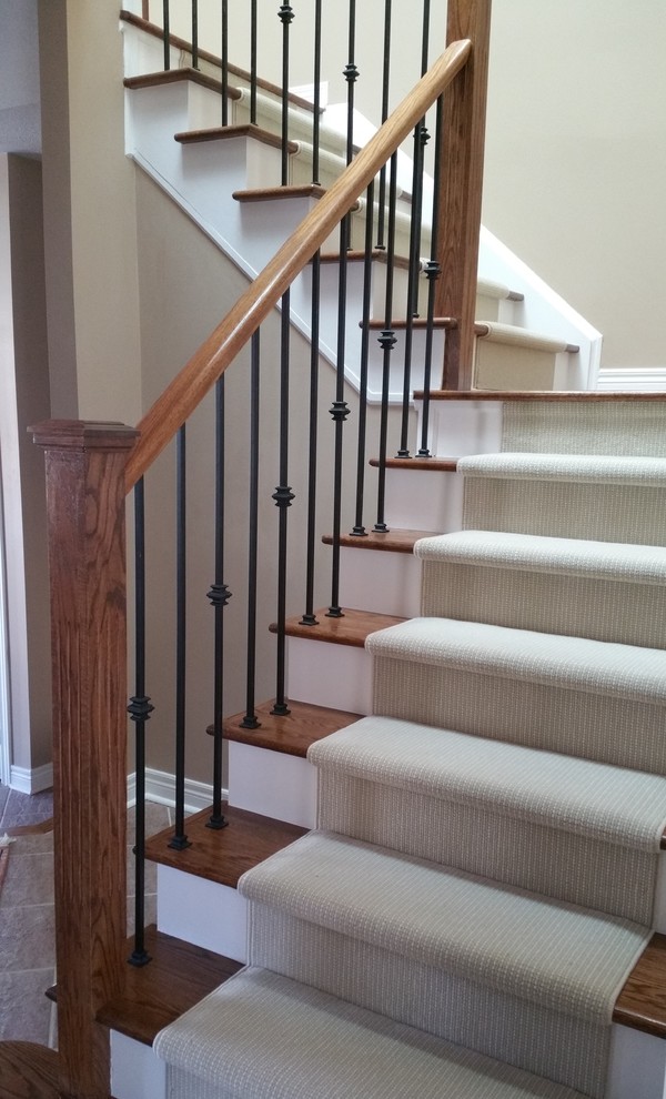 Idées déco pour un escalier peint classique en L de taille moyenne avec des marches en bois.