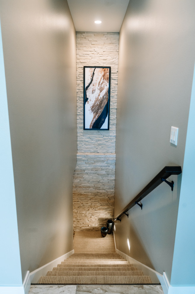 シーダーラピッズにある高級な中くらいなトランジショナルスタイルのおしゃれなかね折れ階段 (混合材の手すり、カーペット張りの蹴込み板) の写真