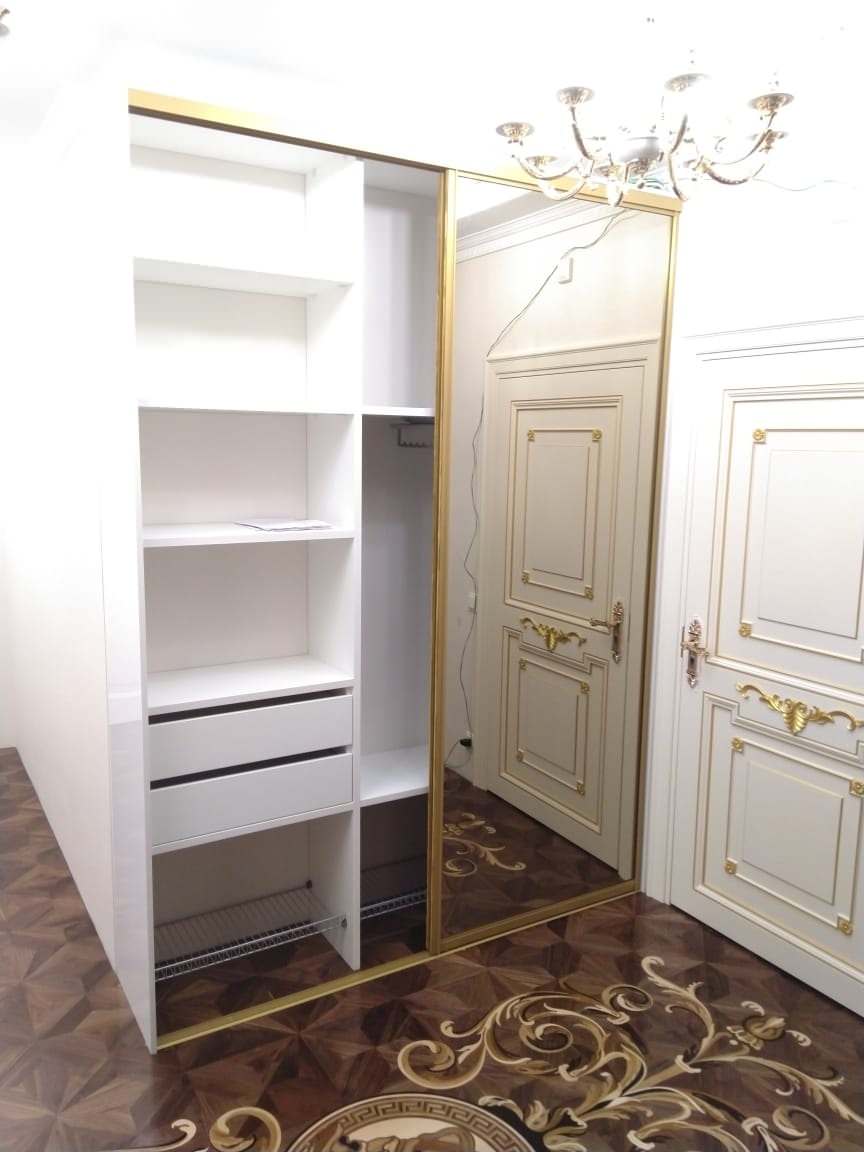 Встроенный шкаф-купе для прихожей